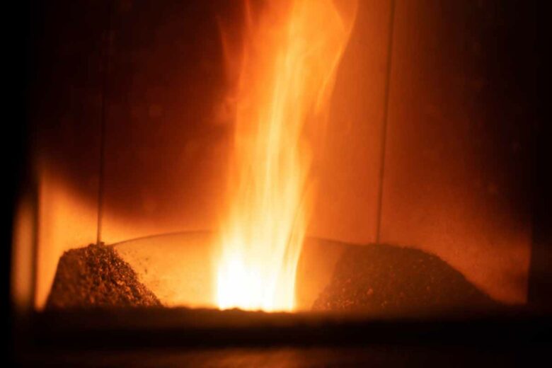 La combustion de pellets dans un poêle pour chauffer son logement.
