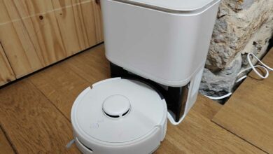 Le mini aspirateur robot SwitchBot K10+.