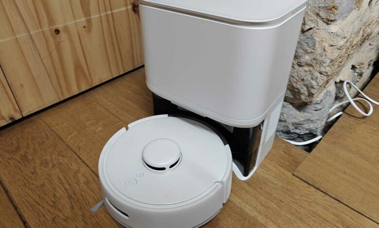 Le mini aspirateur robot SwitchBot K10+.