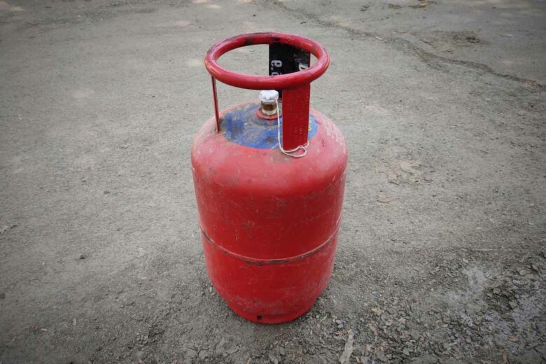 Pour fabriquer ce poêle de masse, vous aurez besoin d'une vieille bouteille de gaz.