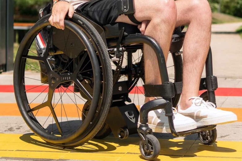 Dreeft est un système de freinage pour fauteuil roulant développé par Eppur, et qui évite à l'utilisateur de se blesser les mains.