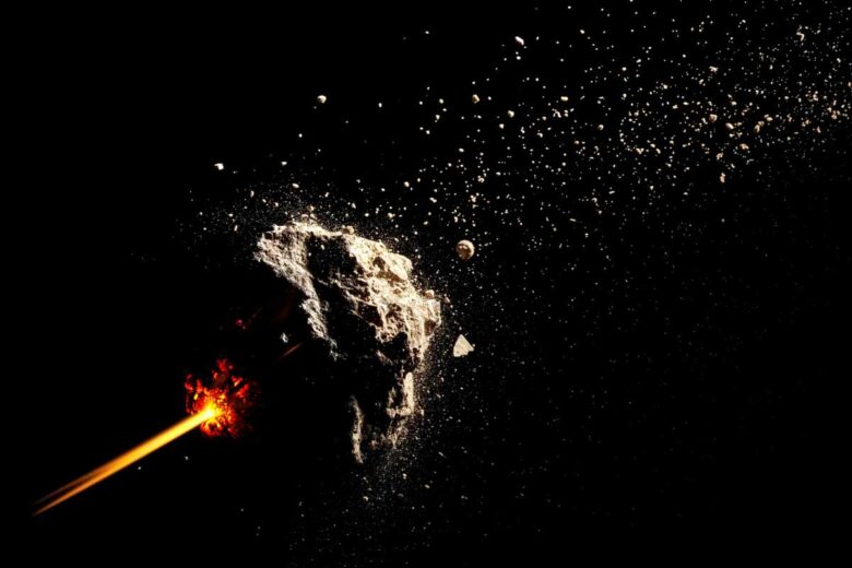 Destruction d'un astéroïde par une arme laser.