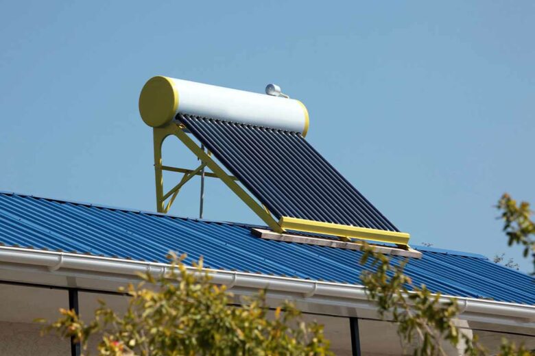 Un chauffe-eau solaire installé sur un toit.