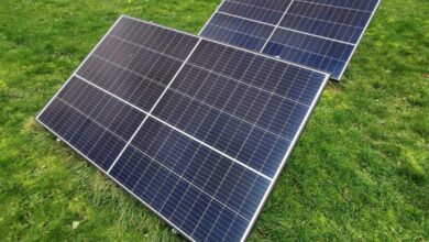 Une installation de panneaux solaires dans le jardin, qui se branche directement sur une prise.