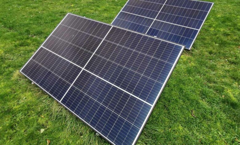 Une installation de panneaux solaires dans le jardin, qui se branche directement sur une prise.