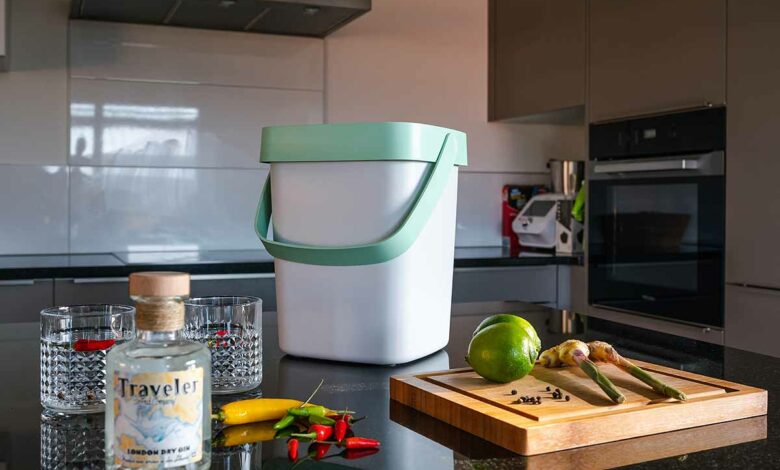 Les odeurs de déchets organiques sont retenues dans cette poubelle innovante de chez Klode.