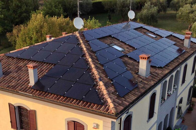 Une installation solaire sur un toit avec des panneaux triangulaires.