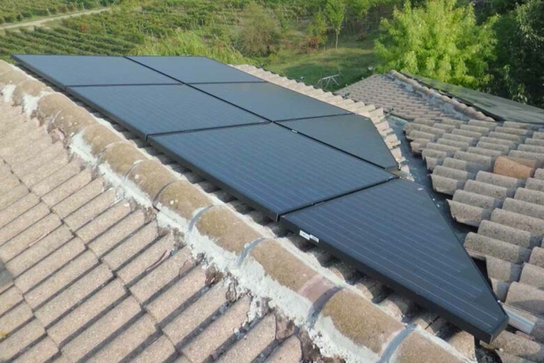 Les panneaux photovoltaïques triangulaires optimisent l'occupation de surface du toit.