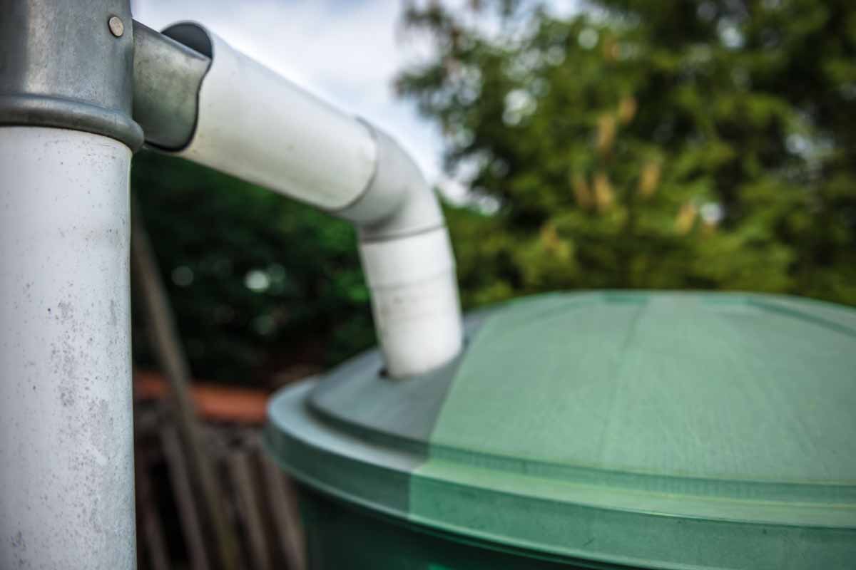 Installer un récupérateur d'eau de pluie vous permet d'économiser de l'eau sanitaire potable.