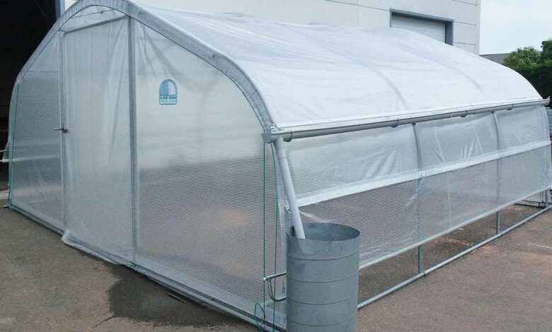 Récupérer l'eau de pluie sur votre serre, c'est possible avec l'entreprise Les Serres Tonneau.