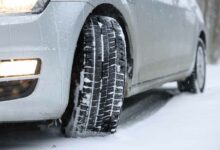Équiper son véhicule de pneus neige et avoir l'équipement nécessaire (chaines, chaussettes) est obligatoire en hiver dans certaines régions.