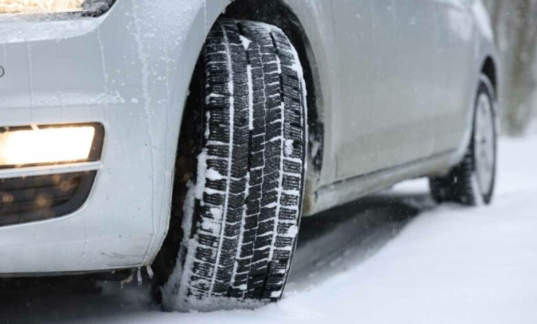 Équiper son véhicule de pneus neige et avoir l'équipement nécessaire (chaines, chaussettes) est obligatoire en hiver dans certaines régions.