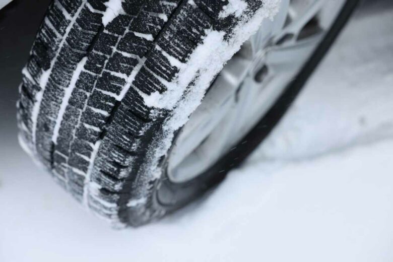 Chausser des pneus neige lors de la période hivernale est obligatoire dans certaines régions.