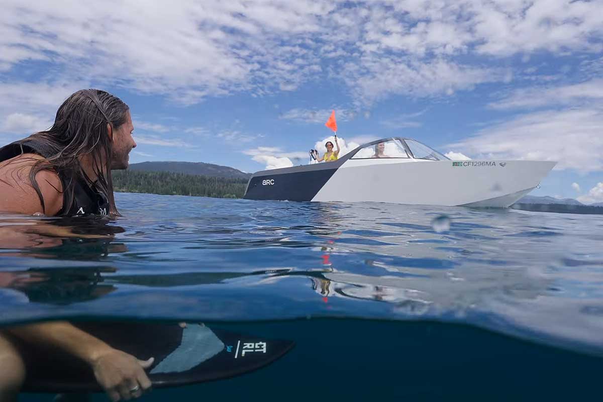 Le bateau Arc Sport est doté d'un moteur électrique de 570 ch et d'une batterie de 226 KWh.