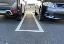 Des places de parking étudiées pour conserver un espace entre les voitures en Tasmanie.