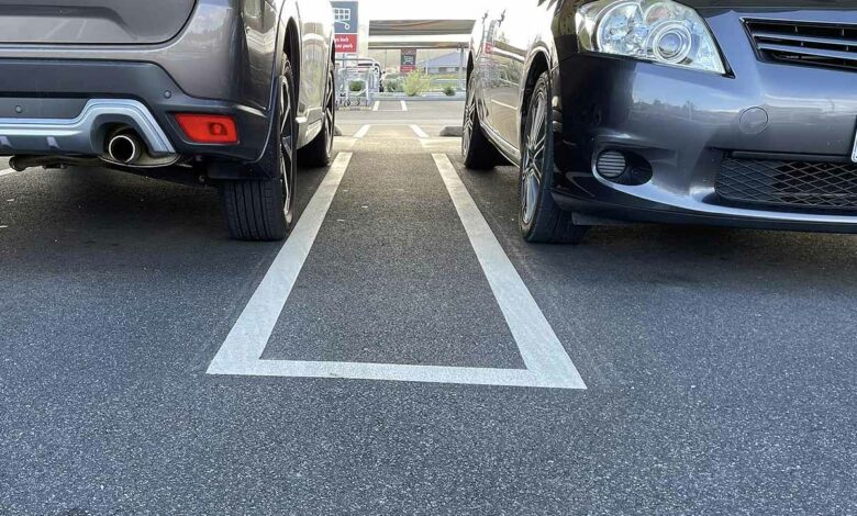 Des places de parking étudiées pour conserver un espace entre les voitures en Tasmanie.