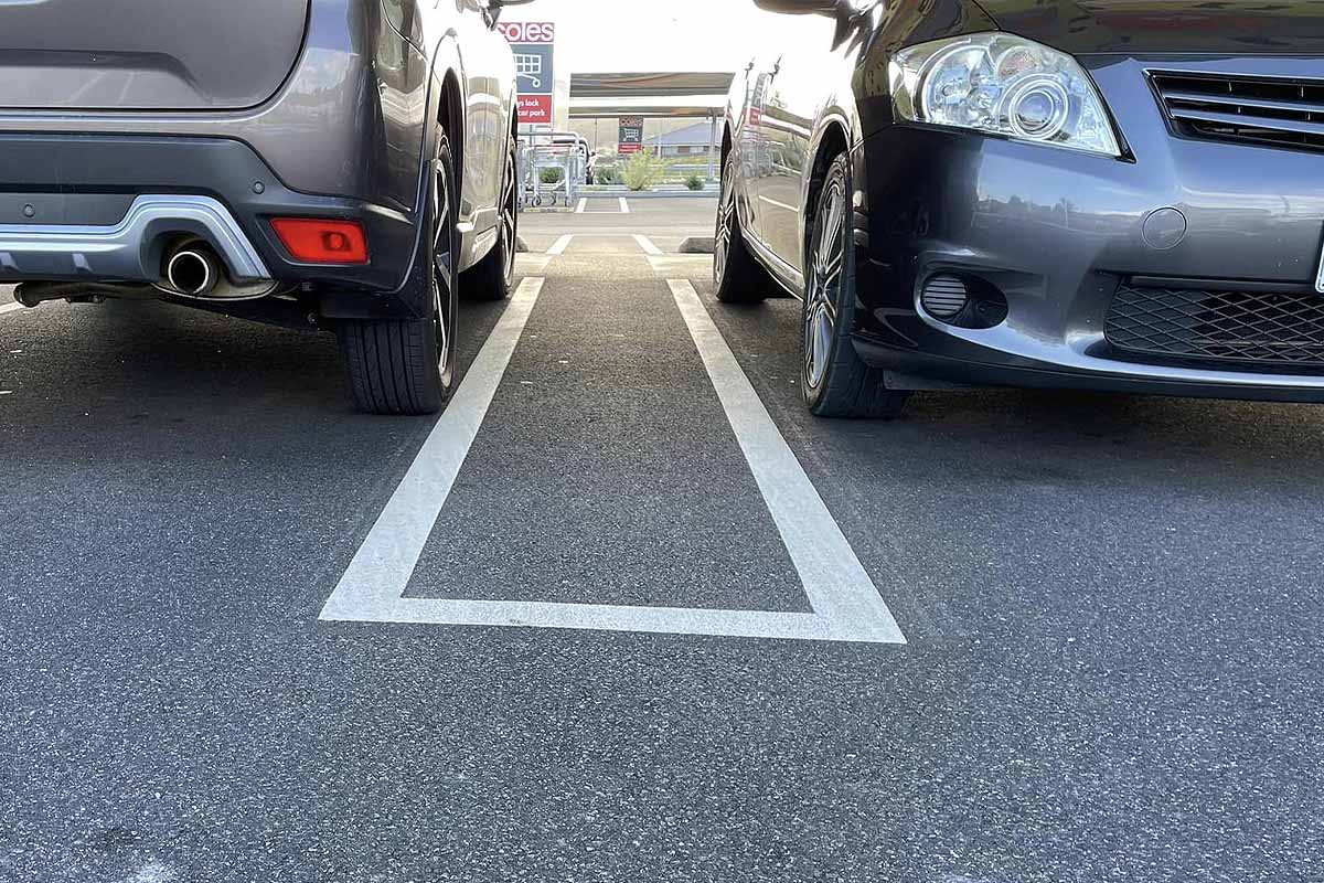 Des places de parking étudiées pour conserver un espace entre les voitures en Tasmanie.