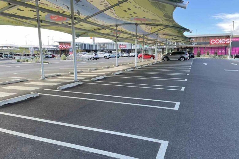 Des espaces entre chaque place de parking permettent de se garer facilement. 