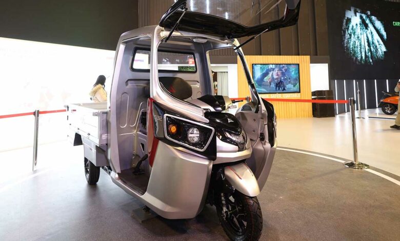 Le Surge 32 est un scooter électrique modulable en un tricycle.