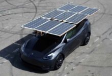 Une Tesla équipée de panneaux solaires.