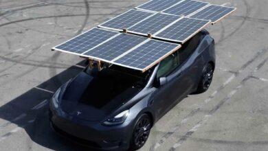 Une Tesla équipée de panneaux solaires.