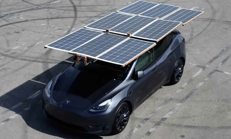 Une Tesla équipée de panneaux solaires.
