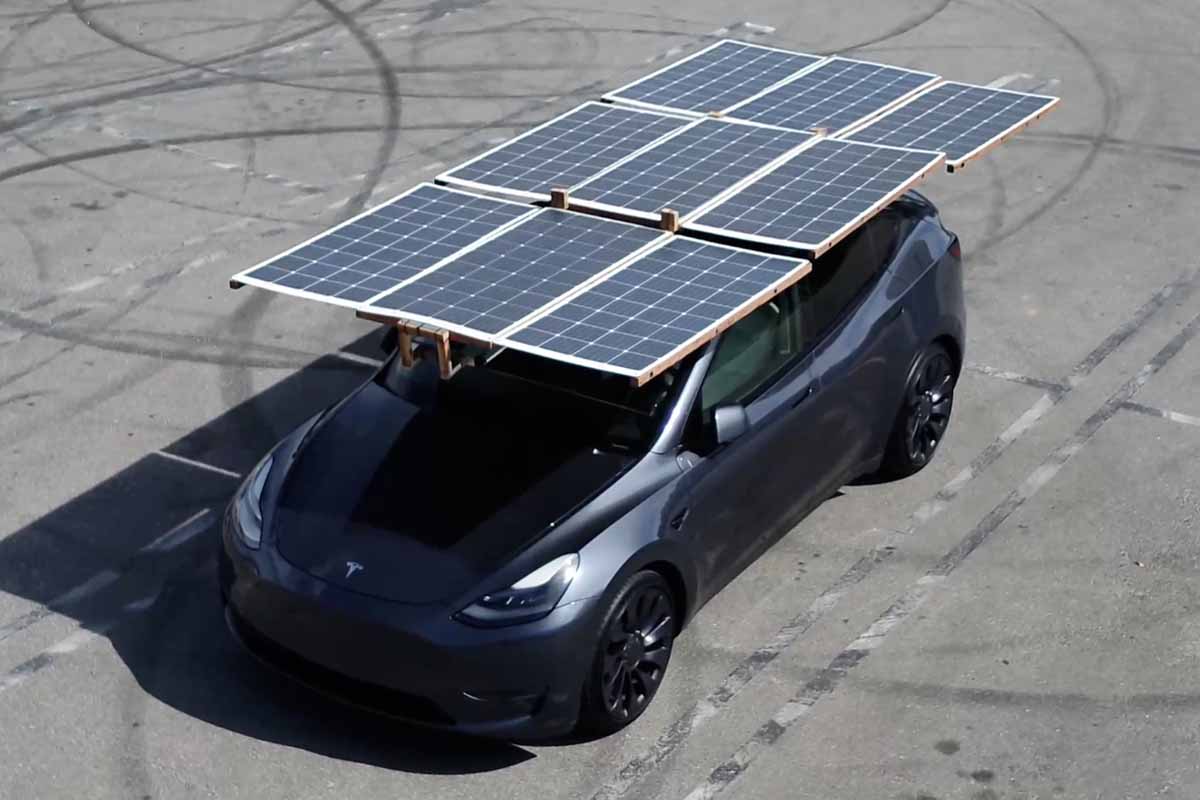 Une Tesla équipée de panneaux solaires.