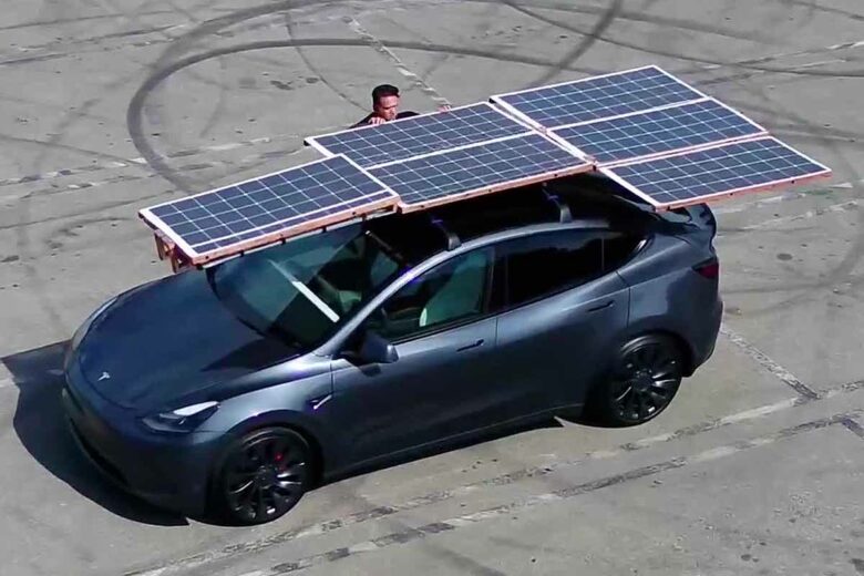 Le propriétaire déployant les panneaux solaires sur son véhicule.