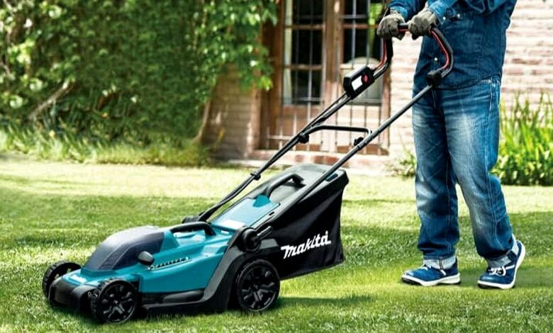 La tondeuse Makita DLM330, l'alliée écologique des petits jardins.