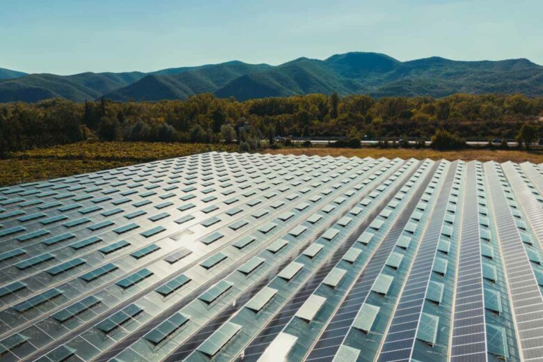Des serres de culture de légumes avec des panneaux solaires, où comment produire des légumes et de l'énergie en même temps.