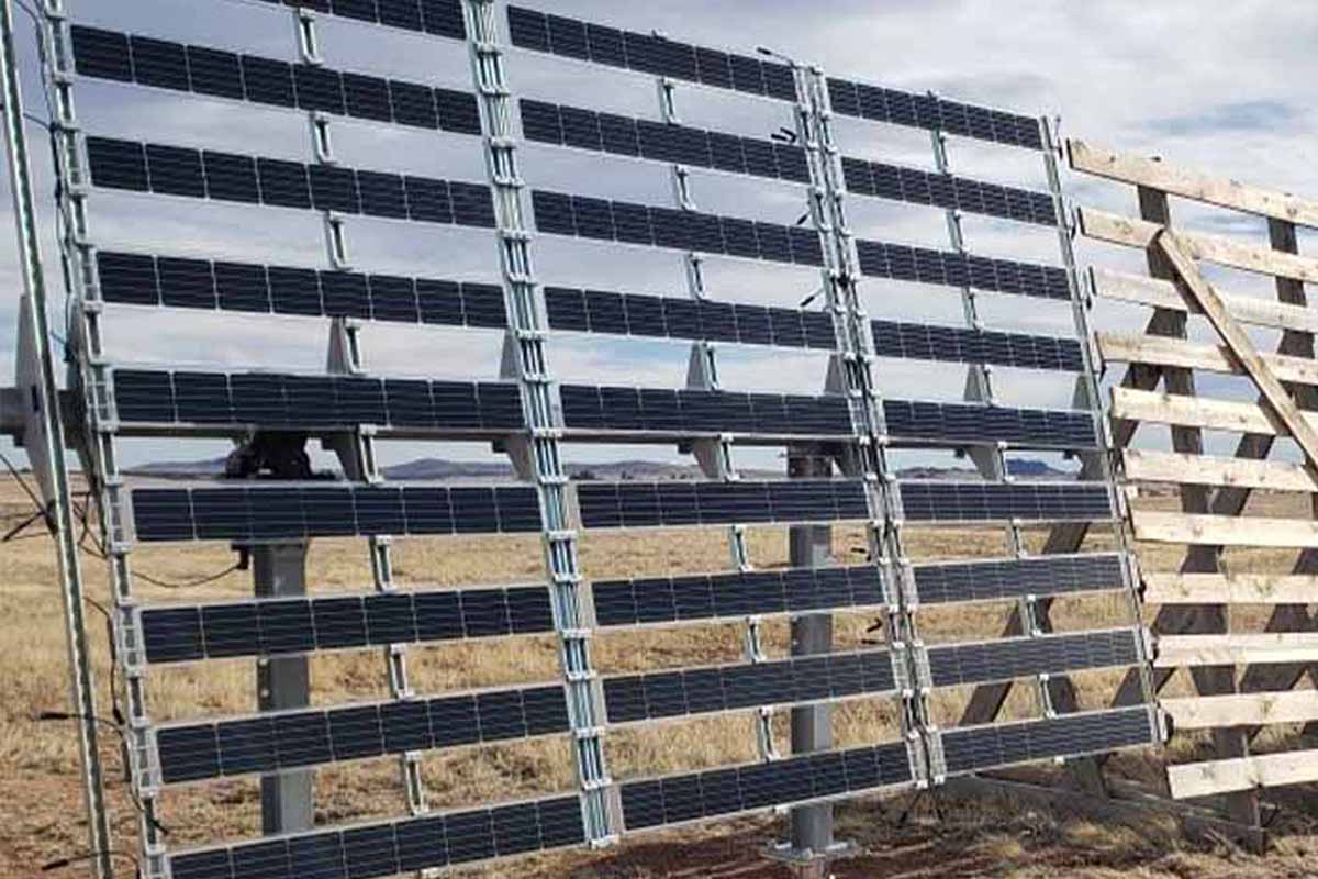 Des panneaux solaires sur les barrières à neige dans le Minnesota.