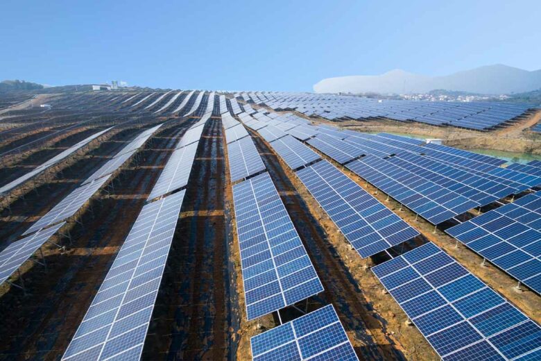 Des fermes de panneaux solaires à perte de vue.