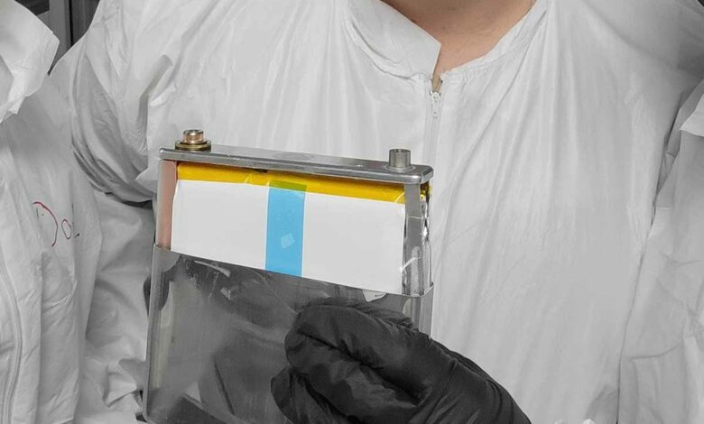 Un nouveau processus de création de motifs laser de BatMan, qui modifie la microstructure des matériaux des électrodes de la batterie.