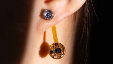 Une boucle d'oreille qui surveille votre température corporelle.