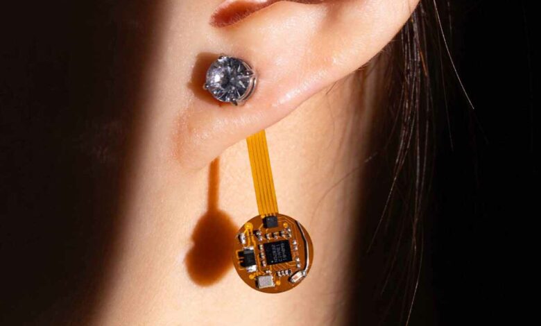 Une boucle d'oreille qui surveille votre température corporelle.