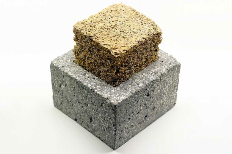 Un bloc de construction en béton fabriqué à partir de granulats recyclés et de cendres de balle de riz comprenant une isolation en paille de riz..