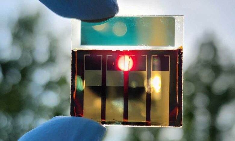 Une cellule solaire en pérovskite exposée au soleil.