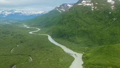 L'énergie hydroélectrique générée par la force de l'eau. La rivière Johnson River en Alaska.