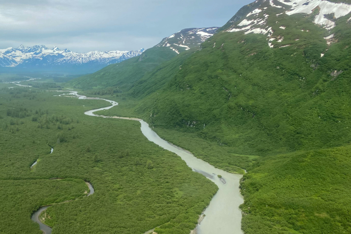 L'énergie hydroélectrique générée par la force de l'eau. La rivière Johnson River en Alaska.