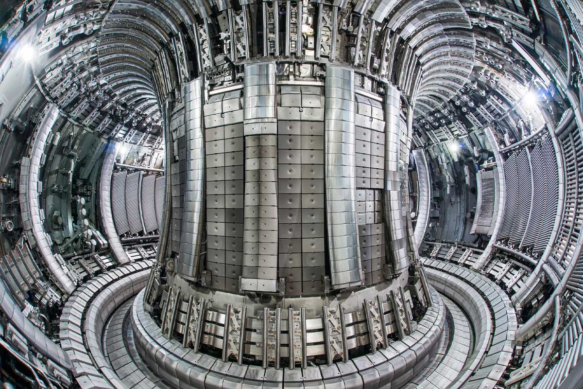 Joint European Torus (JET), le dispositif de fusion le plus grand et le plus puissant au monde.