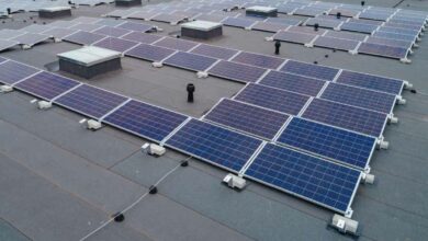 Un bâtiment à toit plat, isolé avec des panneaux solaires.