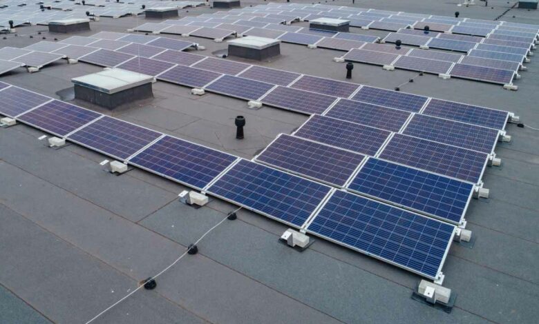 Un bâtiment à toit plat, isolé avec des panneaux solaires.
