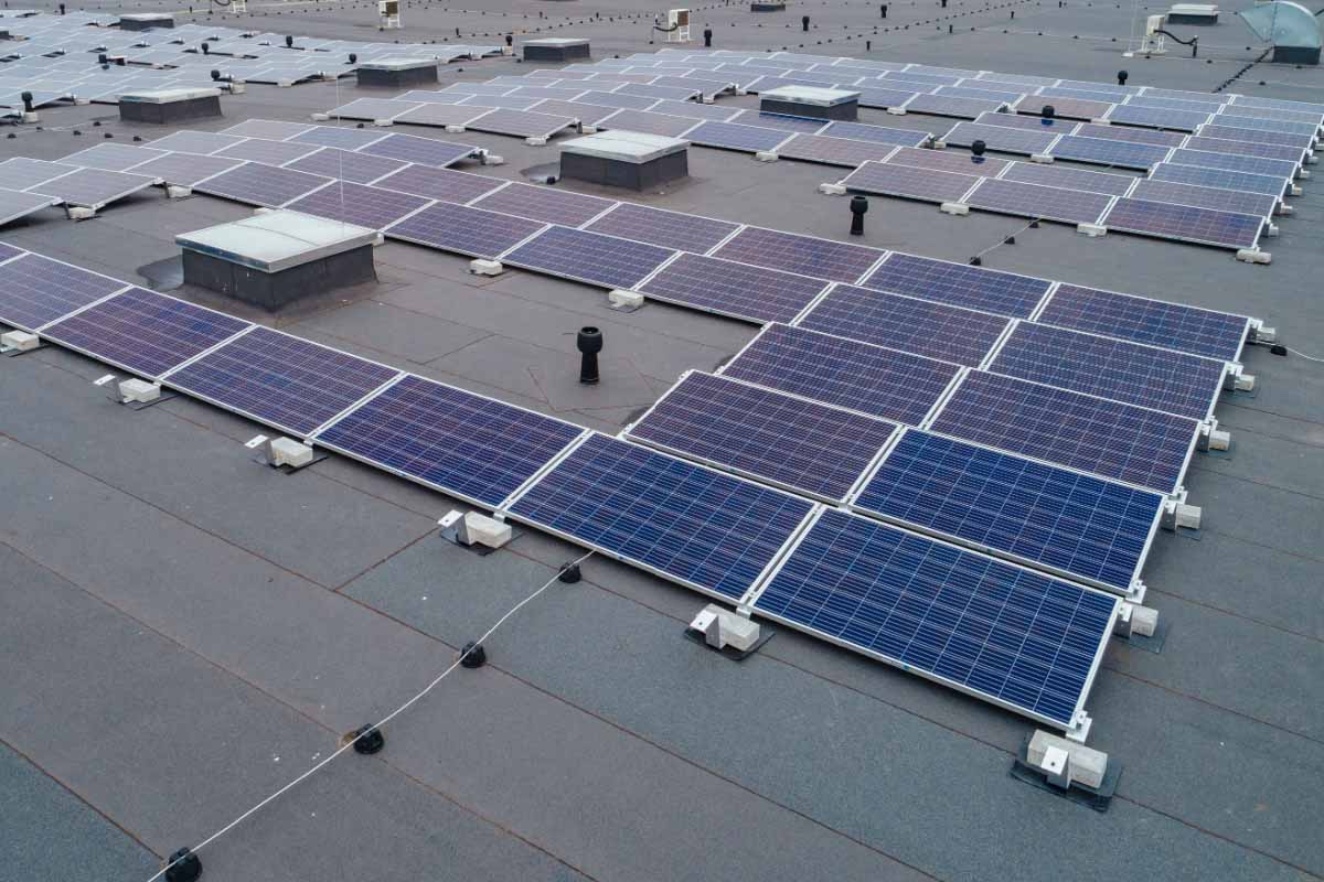 Un bâtiment à toit plat, isolé avec des panneaux solaires.