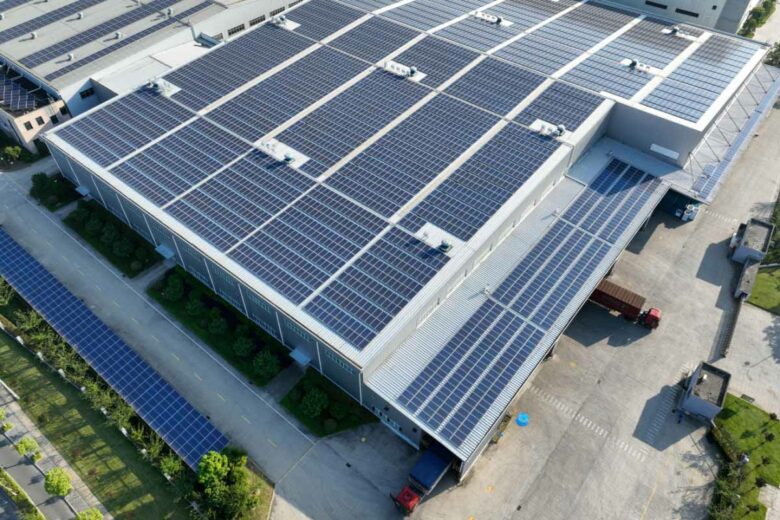 Bâtiment avec toit plat, bac acier et panneaux photovoltaïques.