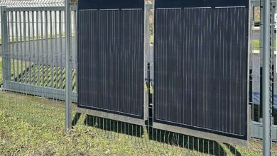 Des panneaux solaires verticaux avec antivol.