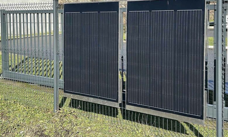 Des panneaux solaires verticaux avec antivol.