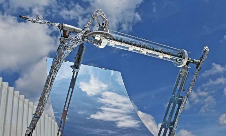 Un miroir parabollique concentre la lumière du soleil sur les cellules photovoltaïques.