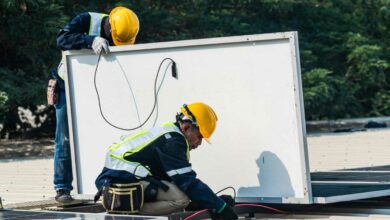 Des panneaux solaires avec des réflecteurs miroirs pour augmenter leur efficacité.