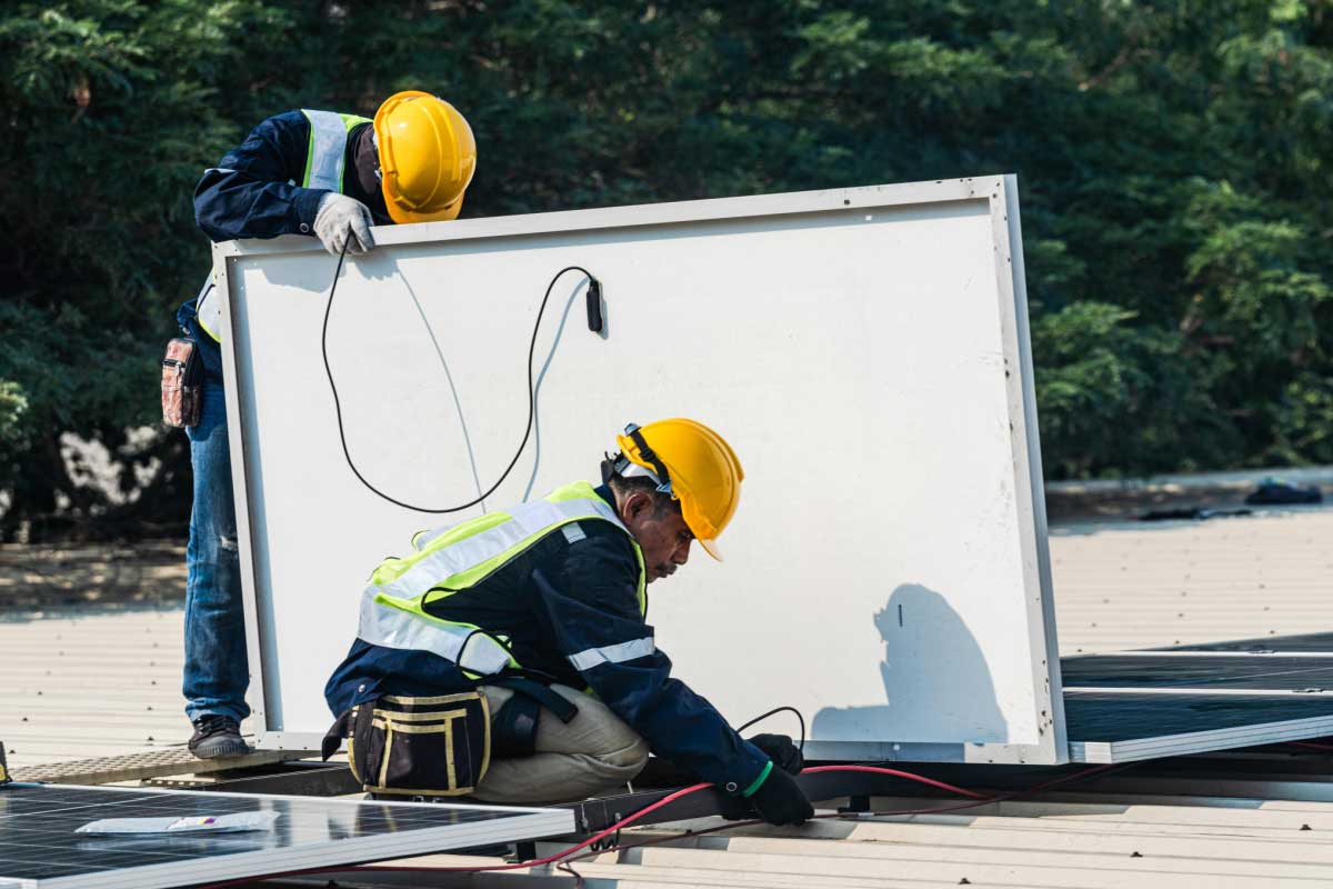 Des panneaux solaires avec des réflecteurs miroirs pour augmenter leur efficacité.