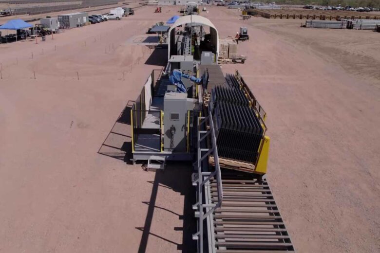 Une chaîne d'assemblage automatisée pour construire des centrales solaires.